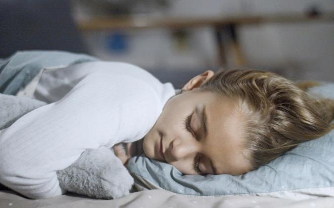 <h3><strong>R�YAYI HATIRLAMANIN FORM�L� ��Z�LD�</strong></h3><p>IMT Lucca �leri Ara�t�rmalar Okulu taraf�ndan y�r�t�len ve <em>Studyfinds.org</em>'da yay�mlanan �al��maya g�re r�yalar�m�z� hat�rlay�p hat�rlamamam�z tesad�f de�il. Ara�t�rmac�lar r�ya hat�rlama g�c�n� belirleyen �� temel fakt�r saptad�:</p><ul><li><p><strong>R�yalara kar�� sergilenen genel tutum.</strong></p></li><li><p><strong>G�n i�inde zihnin serbest�e dola�mas�na (hayal kurmaya) izin verme e�ilimi.</strong></p></li><li><p><strong>Ki�isel uyku d�zeni.</strong></p></li></ul>