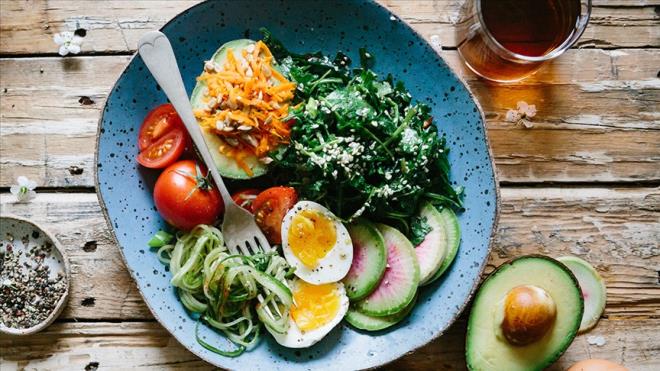 <p><strong>MERAK ED�LENLER</strong></p><p><strong>Lif t�ketimi kilo vermeye nas�l yard�mc� olur?</strong></p><p>Lif, midede hacim kaplayarak sindirimi yava�lat�r. Bu sayede kan �ekeri dalgalanmalar� �nlenir ve daha uzun s�re tokluk hissi sa�lanarak gereksiz kalori al�m� azal�r.</p><p><strong>G�nde ne kadar lif t�ketmeliyim?</strong></p><p>Sa�l�kl� bir yeti�kin i�in �nerilen g�nl�k miktar 30 gramd�r. Ancak �o�u insan 15-18 gram civar�nda kalmaktad�r.</p>