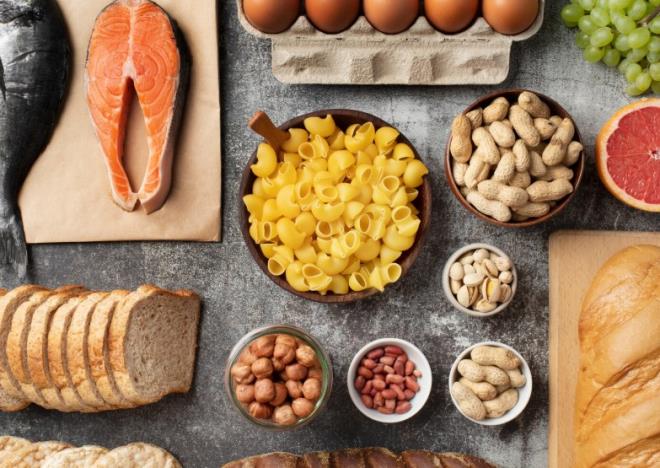 <p><strong>���NLER�N�ZE EKLEMEN�Z GEREKEN 5 ALTIN KURAL</strong></p><p>Bardwell, "lif biriktirme" (fibre stacking) ad�n� verdi�i y�ntemle g�nl�k beslenmeye �u 5 basit dokunu�u �neriyor:</p><ul><li><p><strong>Serpi�tirme Y�ntemi:</strong> Yo�urt, yulaf veya salatalar�n �zerine chia, keten tohumu veya kabak �ekirde�i ekleyin. Bir ka��k bile fark yarat�yor.</p></li><li><p><strong>Fasulye Mucizesi:</strong> Soslar�n�za beyaz fasulye ezin, �orbalar�n�za mercimek kat�n veya salatalar�n�za nohut ekleyin.</p></li><li><p><strong>At��t�rmal�k Devrimi:</strong> Elman�z� f�st�k ezmesiyle t�ketin veya bir avu� kuruyemi�i �antan�zdan eksik etmeyin.</p></li><li><p><strong>Karbonhidrat G�ncellemesi:</strong> Pirin� ve makarnay� tam tah�ll� veya baklagil bazl� versiyonlar�yla de�i�tirin.</p></li><li><p><strong>Bitki �e�itlili�i:</strong> Haftada 30 farkl� bitkisel kaynak (baharatlar, meyveler, sebzeler dahil) t�ketmeyi hedefleyerek ba��rsak mikrobiyomunuzu ��mart�n.</p></li></ul>