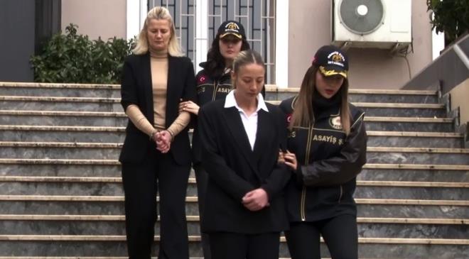 <p>Gen� futbolcu Kubilay Kaan Kundak��'n�n �l�m�yle ilgili y�r�t�len soru�turmada aralar�nda Aleyna Kalayc�o�lu, i� insan� sevgilisi Kaday�f��o�lu ve �nl� sanat�� �zzet Y�ld�zhan'�n da bulundu�u 7 ki�i tutuklanarak cezaevine g�nderildi. Mahkemede ayl�k gelirinin 250 bin TL oldu�unu beyan eden Kalayc�o�lu, o kanl� geceyi saniye saniye anlatt�. Eski sevgilisi rap�i Vahap Canbay taraf�ndan al�konuldu�unu iddia eden �nl� ismin ifadesi, cinayetin perde arkas�ndaki korkun� detaylar� g�n y�z�ne ��kard�.&nbsp;</p>  <p>Sabah Gazetesi'nden Yunus Emre Kavak'�n haberine g�re, futbolcu Kubilay Kaan Kundak�� cinayetinde ��pheli olarak g�zalt�na al�nan Aleyna Kalayc�o�lu'nun emniyette verdi�i ifade ortaya ��kt�. Kalayc�o�lu, ifadesinde ayl�k gelirinin '250 bin lira' oldu�unu belirterek ge�imini �ark�c�l�kla sa�lad���n� s�yledi.</p>  <p><strong><span style="font-size: 36px;">"KUB�LAY'I VAHAP ARACILI�IYLA TANIYORDUM"</span></strong></p>  <p>Aleyna Kalayc�o�lu cinayet gecesi ya�ananlar� ifadesinde ��yle anlatt�:</p>  <p>Kubilay Kaan Kundak��'y� eski erkek arkada��m Vahap Canbay arac�l���yla tan�m��t�m. Vahap'�n ayak i�lerini yapard�. Vahap, onu yeri geldi�inde �of�r olarak kulland���n� belirtiyordu. Vahap bazen Kubilay'� yan�ma g�nderip bana yard�mc� oluyordu. Benim ula��m i�lerimde de yard�mc� olurdu. �ok sevdi�im karde�imdir. Samimiyetimiz de vard�. Benim telefonumda Kubilay olarak kay�tl�. Bazen benim arac�mla da gezerdi. Arabalara merak� vard�.</p>