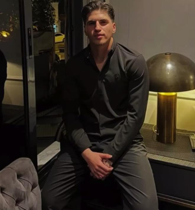 <p><span style="font-size: 36px;"><strong>"EVDE S�REKL� BA�KALARI VARDI"</strong></span></p>  <p>Beykoz'daki evimizde Vahap s�k s�k arkada�lar�n� getiriyordu. Arkada�lar�yla birlikte bizim evde kal�yordu. Annem bundan �ok ciddi �ekilde rahats�z olmaya ba�lad�. Ben de bakt�m ki annemle birlikte Vahap'�n aras� a��l�yor ve s�rekli bir gerilim ya�an�yor. Bu kez biz Vahap'la ayr� bir eve ge�tik. Mecidiyek�y'de bir AVM'nin �st kat�nda bulunan bir g�kdelende ya�amaya ba�lad�k.</p>  <p>Vahap'�n mafyatik, �ok fazla arkada�� vard�. Biz iki ki�i ya�amam�z gerekirken evde ba�kalar� vard�. Salonda s�rekli ba�kalar� yat�yordu. S�rekli b�yle kriminal tipler geliyordu. Bu durum beni rahats�z ediyordu. Hatta bu anlamda ticari bir �ey yoktu ama abisinin cezaevine girmi� olmas� ve onlar�n ba�lant�lar�n�n devam ediyor olmas� nedeniyle s�rekli b�yle bir ortam vard�.</p>