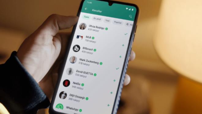 Veriler cihazda i�lenecek, gizlilik korunacak Yeni sistemin en kritik noktas�, �eviri i�lemlerinin bulut yerine do�rudan cihaz �zerinde ger�ekle�mesi. Apple'�n sundu�u yerel dil paketleri sayesinde �al��an bu yap�, kullan�c� verilerinin d�� sunuculara g�nderilmesini engelliyor. B�ylece WhatsApp'�n u�tan uca �ifreleme sistemi korunurken, gizlilik konusunda da ek bir g�venlik katman� sa�lanm�� oluyor.
