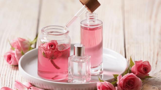 Geleneksel olarak g�l suyu, mideyi rahatlat�c� �zellikleriyle bilindi�inden, kahvenin baz� ki�ilerde olu�turdu�u mide hassasiyetini hafifletiyor.