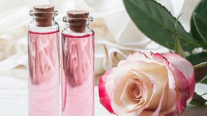 G�l suyunun do�al aromas� zihni sakinle�tirmeye yard�mc� oluyor.