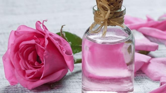 �zellikle Isparta g�lleri gibi ya� oran� y�ksek g�llerden �retilir ve hem mutfakta hem de kozmetik alan�nda yayg�n olarak kullan�l�r.