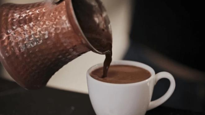 T�rk kahvesi, y�zy�llard�r de�i�meyen tad� ve rit�eliyle k�lt�r�m�zde �zel bir yere sahip. Ancak son d�nemde bu klasik lezzete k���k dokunu�lar yaparak farkl� aromalar denemek de olduk�a pop�ler hale geldi.