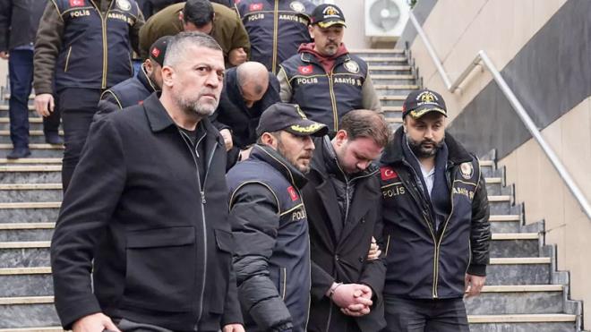 -Telefonu kapatt�ktan sonra Bilal Kaday�f��o�lu'nu arad�m ancak ben de kendisine ula�amad�m. Hat�rlad���m kadar�yla sonras�nda Metin'e whatsapp ya da sms atarak Alaattin'den haber var m� diye sordum. Metin'in de cevap verip vermedi�ini hat�rlam�yorum.<br>-Ben de ak�am saatlerinde Ankara'dan ��karak �stanbul'a geldim. Sonras�nda sosyal medyadan b�yle bir olay oldu�unu duydum ve haberlerden okudum. Daha sonra Bilal Kaday�f��o�lu&nbsp; (Alaattin Kaday�f��o�lu'nun babas�)&nbsp; T�rkiye'ye gelince telefonla�arak bulu�tuk."