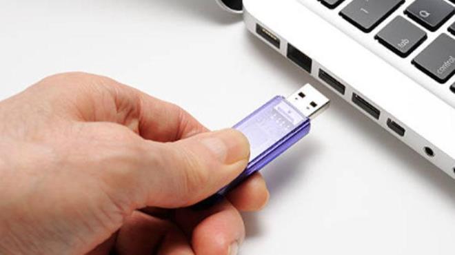 En yayg�n hatalardan biri USB belle�i fark�nda olmadan pantolon cebinde unutmak. G�n i�inde fark edilmeyen bu k���k cihaz, �ama��r makinesine girip y�ksek devirde y�kanabiliyor. Su, deterjan ve mekanik hareket birle�ti�inde belle�in i�indeki devreler ciddi �ekilde zarar g�r�yor. �stelik s�re� bununla da bitmiyor. Kurutma makinesindeki y�ksek s�cakl�k, zaten hasar g�rm�� olan par�alar� tamamen kullan�lamaz hale getiriyor.