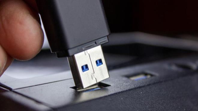 Pek �ok ki�inin fark etmeden yapt��� basit hatalar, bu verilerin saniyeler i�inde geri d�n��� olmayacak �ekilde kaybolmas�na neden olabiliyor. D��ar�dan sert ve sa�lam g�r�nseler de i� yap�lar� olduk�a hassas bile�enlerden olu�uyor. Bu da onlar� �evresel fakt�rlere kar�� savunmas�z hale getiriyor.