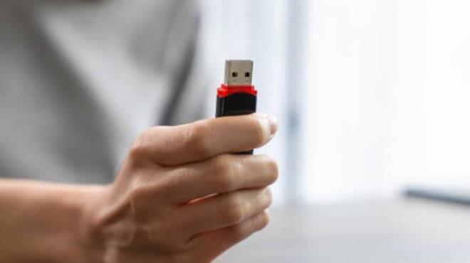 As�l dikkat �eken risk ise banyoda ortaya ��k�yor. Bir�ok ki�i USB belle�i cebinde ya da �antas�nda ta��rken banyoya da beraberinde g�t�r�yor. Du� s�ras�nda olu�an yo�un nem sadece aynalar� bu�uland�rmakla kalm�yor. Bu nem, fark edilmeden USB belle�in i�ine kadar s�zabiliyor. Cihaz�n i�inde hapsolan bu nem, bilgisayara tak�ld��� anda k�sa devreye yol a�abiliyor.