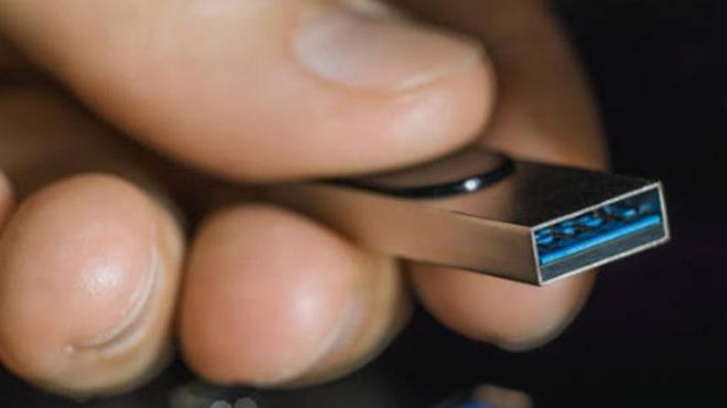 Bir di�er kritik hata ise halka a��k alanlarda USB bellek kullan�m�. �nternet kafeler, k�t�phaneler ya da ortak kullan�m bilgisayarlar� sand���n�zdan daha b�y�k riskler bar�nd�r�yor. G�venli�i zay�f olan bu sistemlere tak�lan USB bellekler, zararl� yaz�l�mlarla temas edebiliyor. Bu yaz�l�mlar fark edilmeden belle�e yerle�iyor ve siz cihaz� kendi bilgisayar�n�za takt���n�zda ta��nm�� oluyor.