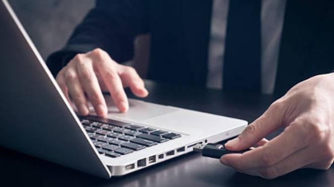 Sadece banyo de�il, y�ksek �s�ya maruz kalan alanlar da benzer riskler ta��yor. Bilgisayara tak�l� halde uzun s�re b�rak�lan USB bellekler, cihaz�n �s�s�ndan etkilenebiliyor. �zellikle laptop ve masa�st� kasalar�n�n �evresinde biriken s�cak hava, belle�in i� yap�s�n� olumsuz etkiliyor. Bu da veri aktar�m hatalar�na ve ani bozulmalara yol a�abiliyor.