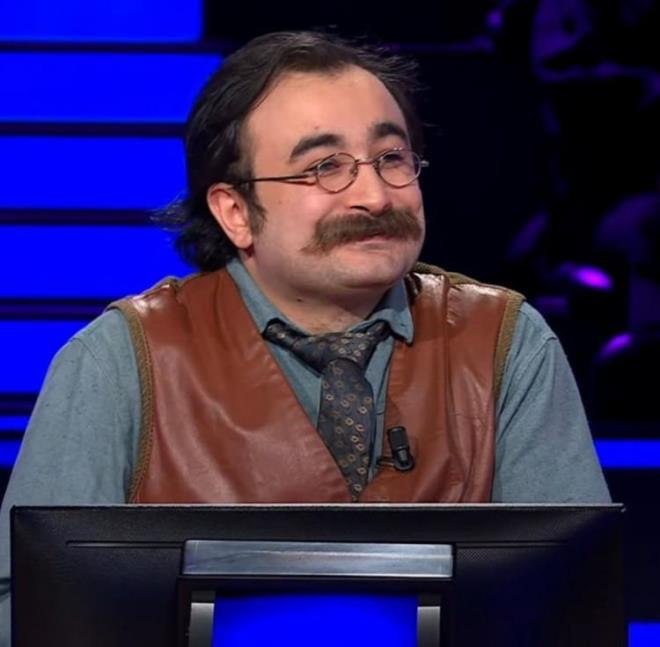 Yar��maya kendini tan�tmakla ba�layan Talha �zkaynak Ko� �niversitesi Arkeoloji ve Sanat Tarihi ve Sosyoloji 4. s�n�f ��rencisi oldu�unu s�yledi ve <strong>''22 ya��nday�m''</strong> deyince hem Oktay Kaynarca'y� hem de ekran ba��ndakileri �a��rtt�.&nbsp;