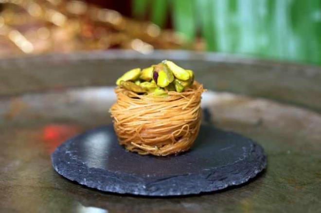 <span style="color:#0000CD"><strong>��te, d�nyan�n en iyi baklavalar� listesi...</strong></span>  <p><span style="color:#FF0000"><strong>15. TAJ AL MALEK / SUR�YE</strong></span></p>    <p><strong>"Kral�n ta�lar�" anlam�na gelen Taj al malek, Suriye'ye �zg� bir baklava �e�idi. �ncecik yufka hamuru (kataifi), �eker �urubu ve kavrulmu� f�st�kla yap�lan bu lezzet, 3.4 puanla listenin 15'nci s�ras�nda yer ald�.</strong></p>