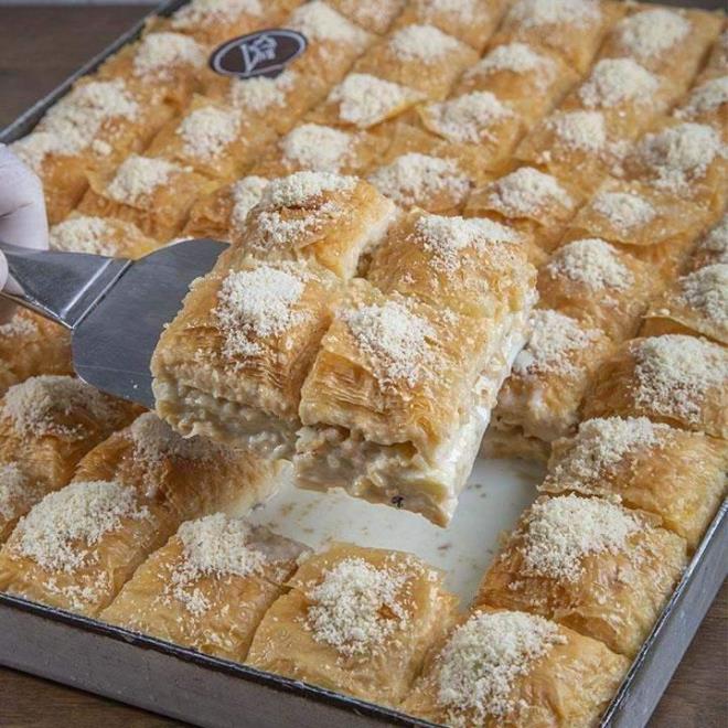 <p><span style="color:#FF0000"><strong>11. S�TL� NUR�YE / T�RK�YE</strong></span></p>    <p><strong>Klasik baklavan�n daha hafif bir �e�idi olan S�tl� Nuriye, f�nd�k dolgusuyla yap�l�r ve s�t bazl� �erbetle �slat�l�r. T�rkiye'nin pop�ler ve �ok sevilen bu lezzeti, listenin 11'nci s�ras�na yerle�ti.</strong></p>