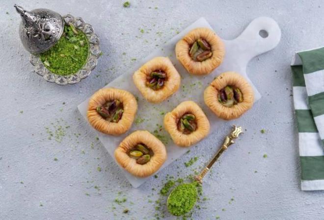 <p><span style="color:#FF0000"><strong>12. ASAWER / L�BNAN</strong></span></p>    <p><strong>Bilezik anlam�na gelen "Asawer", L�bnan'�n e�siz tatl�lar�ndan biri olarak nam sal�yor. K���k, yuvarlak bir baklava olu�turmak i�in yuvarlan�p k�vr�lan yufka hamurundan yap�lan bu baklava t�r�, 3.6 puanla listenin 12'nci s�ras�nda.</strong></p>