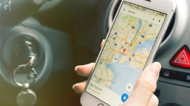 Ortaya ��kan bilgilere g�re Apple, hizmet gelirlerini b�y�tme stratejisinde yeni bir sayfa a��yor. �irketin son y�llarda donan�m sat��lar�ndan �ok servis gelirlerine odakland��� biliniyor. Haritalar uygulamas�na entegre edilecek reklam sistemi de bu d�n���m�n en g��l� par�alar�ndan biri olmaya aday. �zellikle konum bazl� reklamc�l���n giderek b�y�d��� bir d�nemde bu hamle olduk�a dikkat �ekici.