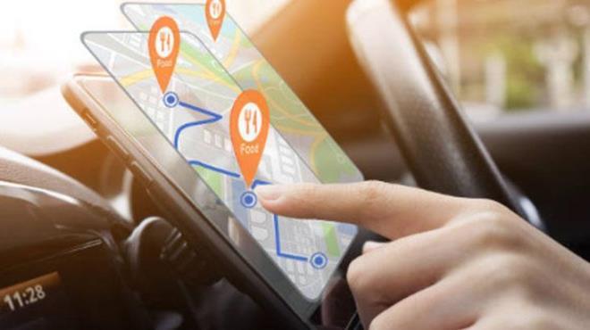 Kullan�c� deneyimi taraf�nda ise iki farkl� g�r�� �ne ��k�yor. Bir kesim bu sistemin daha alakal� sonu�lar sunaca��n� savunuyor. �zellikle bulundu�unuz konuma yak�n ve aktif i�letmelerin �ne ��kmas� pratik bir avantaj olarak g�r�l�yor. Di�er yandan baz� kullan�c�lar, organik sonu�lar�n geri planda kalmas�ndan endi�e ediyor. Bu da platform tarafs�zl��� tart��malar�n� yeniden g�ndeme ta��yabilir.