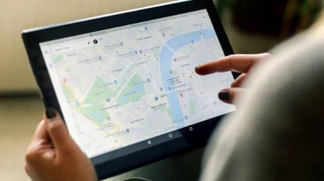 Apple?�n bu hamlesi asl�nda s�rpriz de�il. �irketin hizmet gelirleri son y�llarda istikrarl� bir �ekilde b�y�yor. App Store, Apple Music ve iCloud gibi servisler zaten �nemli bir gelir kalemi olu�turuyor. Haritalar uygulamas�n�n da bu zincire eklenmesi, Apple?�n reklam pazar�ndaki pay�n� ciddi �ekilde art�rabilir.