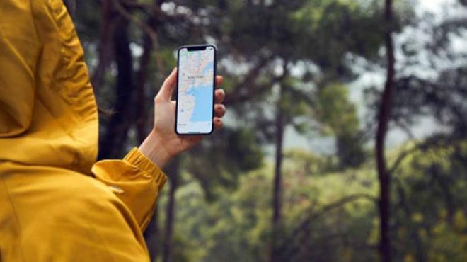 Yeni modelin mant��� asl�nda kullan�c�lar�n a�ina oldu�u bir sistem �zerine kurulu. Google Haritalar ve Yelp gibi platformlarda uzun s�redir benzer bir yap� kullan�l�yor. Bir kullan�c� belirli bir arama yapt���nda, o kategoriye reklam veren i�letmeler listenin en �st�nde g�steriliyor. Apple da benzer bir yakla��m� kendi ekosistemine ta��yarak rekabete daha g��l� dahil olmay� hedefliyor.