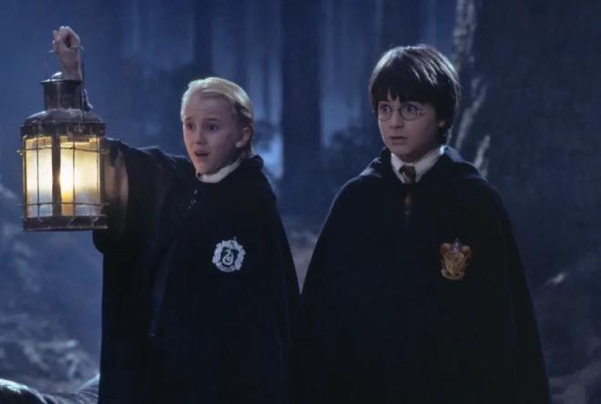 <h2 class="text-size-20 md:text-size-24 px-2.5 mt-2 text-black font-bold pt-2">"�HT�YACIN OLURSA BURADAYIM"</h2><div class="text-size-18 md:text-size-20 p-3 pb-1 font-medium text-black ck ck-content break-words leading-normal"><p>2001'den 2011'e kadar Harry Potter filmlerinde Draco Malfoy'a hayat veren Tom Felton, dizide bu rol� oynayan Lox Pratt ile ilgili konu�tu. Bir podcast yay�n�na kat�lan 38 ya��ndaki Felton, Pratt ile ileti�ime ge�ip ge�medi�ini sorulunca "Evet, haber g�nderdim" dedi.</p><p>&nbsp;</p><p>Bunun �nemli oldu�unu d���nd���n� s�yleyen �nl� oyuncu, "Durum �ok farkl�; biz var olmayan �eylerin i�ine giriyorduk, �imdi ise ortada b�y�k bir sorumluluk var. O y�zden ona ve ailesine sadece telefon numaram� ve adresimi sundum" dedi.&nbsp;</p><p>&nbsp;</p><p>Tom Felton, Pratt'e tavsiye vermekten ka��nd���n� ��nk� bu s�recin onun kendi yolculu�u oldu�unu d���nd���n� belirtti.</p><p>&nbsp;</p><p>Yeni Draco'ya yani Lox Pratt'e m�mk�n oldu�unca e�lenmesini, bol bol foto�raf �ekmesini s�yleyen Felton, "Ama e�er cesaretlendirici bir s�ze veya soracak sorulara ihtiyac�n olursa ben buraday�m" dedi�ini ifade etti.</p></div>