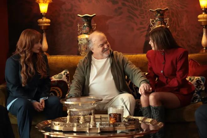 <h2 class="text-size-20 md:text-size-24 px-2.5 mt-2 text-black font-bold pt-2">KARATA� A�LES�NDE FARKLI KARAKTERLER B�R ARADA</h2><div class="text-size-18 md:text-size-20 p-3 pb-1 font-medium text-black ck ck-content break-words leading-normal"><p>Farkl� karakterlerin bir araya geldi�i ve dengelerin s�rekli de�i�ti�i bir aile yap�s�yla dikkat �eken Karata� ailesinde; �kke� Karata�'�n k�z� Lale ile yeni e�i Hande aras�nda ipler gerilecek.</p><p>&nbsp;</p><p>�irkin'de �kke� Karata�'a usta oyuncu �etin Tekindor, �kke�'in k�z� Lale'ye Ba�ak G�m�lcinelio�lu, o�lu Engin'e Baran B�l�kba�� hayat verirken; yeni e� Hande'yi ise G�zde Kansu canland�racak.</p></div>