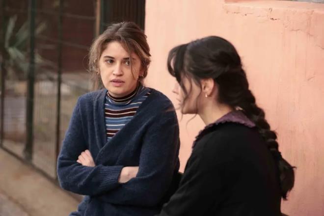 <h2 class="text-size-20 md:text-size-24 px-2.5 mt-2 text-black font-bold pt-2">H�SARLI MAHALLES�'N�N KADINLARI </h2><div class="text-size-18 md:text-size-20 p-3 pb-1 font-medium text-black ck ck-content break-words leading-normal"><p>Meryem'e (Derya P�nar Ak) �ocukluk a�k� Kadir'in yapt��� evlilik teklifiyle ba�layan ve bir kad�n�n k�llerinden do�u�unu konu eden dizide; Hisarl� Mahallesi'nde de gen� k�zlar�n hayalleri ile Cennet'in sert ger�ekleri aras�ndaki �at��ma da ekrana ta��nacak.</p><p>&nbsp;</p><p>�irkin'de Cennet'e usta oyuncu Nur S�rer, Cennet'in b�y�k k�z� Nehir'e Sema G�ltekin, k���k k�z� Yaren'e Eyl�l Ers�z hayat verirken, Meryem'in yak�n dostu Seher'i de Buse Badurlar oynayacak.</p></div>