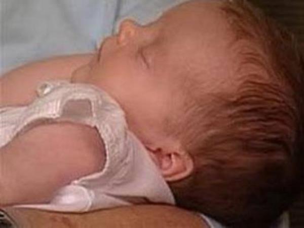 <b>Bu bebek iki defa dodu:</b> Keri ve Chad McCartney bebekleri 6 aylkken cinsiyetini renmek iin doktora gittiklerinde korkun bir gerekle karlatlar. Greyfurt byklnde bir tmr fetusu ldrmek zereydi.