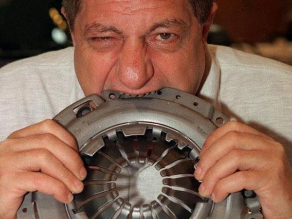 Michel Lotito isimli adamn midesi normalden iki kat daha kaln. Bu nedenle aklnza gelebilecek hereyi yiyebiliyor.