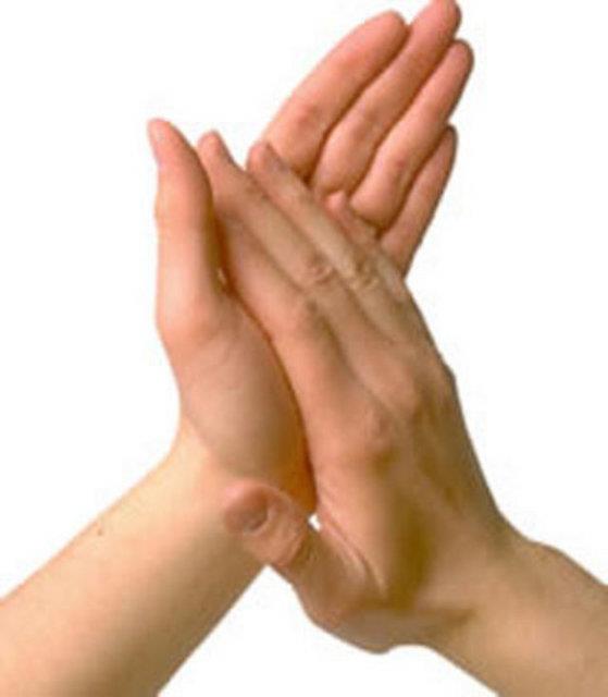 70 yandaki bu adam 107 desibel gcyle el rpyor. Bu seviye de helikopterden kan ses gcne olduka yakn.