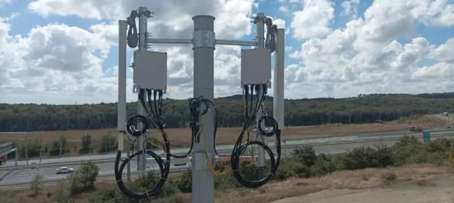 <p>Projenin s�r�c�lere ve yol g�venli�ine y�nelik faydalar�na i�aret eden Uralo�lu, s�zlerini ��yle s�rd�rd�:</p><p>&nbsp;</p><p>"- Bu sistemle s�r�c�lerimize yol, trafik ve �evre �artlar�na ili�kin anl�k ve konuma duyarl� bilgiler ula�t�r�yoruz. B�ylece seyahati daha g�venli, daha konforlu, daha verimli ve �evre dostu hale getiriyoruz.</p><p>&nbsp;</p><p>- Bug�n, Hasdal Kav�a�� ile �stanbul Havaliman� aras�nda yakla��k 40 kilometrelik bir g�zergahta, T�rkiye'de Kooperatif Ak�ll� Ula��m Sistemleri'nin ger�ek trafik ko�ullar�nda b�t�nc�l olarak uyguland��� ilk saha �rne�ini devreye al�yoruz.</p><p>&nbsp;</p><p>- Bu, sadece bir pilot proje de�il, �lkemizin yerli ve milli ak�ll� ula��m vizyonunun mihenk ta��, beyni ve gelece�e uzanan yol haritas�d�r. Burada at�lan her ad�m, T�rkiye'nin ak�ll� ula��m altyap�s�n�n temelini g��lendirecek ve yar�nlara ���k tutacakt�r."</p><p>&nbsp;</p><p>Uralo�lu projenin ikinci faz uygulamas�n�n Ankara'da yap�laca��n� kaydetti.</p>