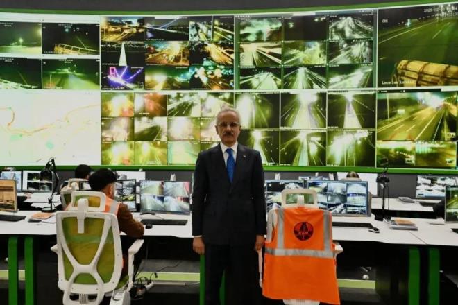 <p>Projenin test uygulamas�n�n ba�lamas� dolay�s�yla KGM 1. B�lge M�d�rl���'nde d�zenlenen etkinlikte konu�an Ula�t�rma ve Altyap� Bakan� Abdulkadir Uralo�lu, internetin ve otonom ara� teknolojilerinin h�zla yayg�nla�t��� bu d�nemde, ula��m�n art�k sadece yol ile ara�tan ibaret olmad���n� ve ara�lar�n birbirleriyle, altyap�yla ve her �eyle ak�ll�ca haberle�ti�i bir ekosistem haline geldi�ini s�yledi.</p><p>&nbsp;</p><p>Uralo�lu, K-AUS projesinin de ara�lar ile altyap� unsurlar� aras�nda kablosuz haberle�me yoluyla kar��l�kl� veri payla��m�n� m�mk�n k�lan ileri teknoloji sistemler b�t�n� olarak bu ihtiyac� kar��lad���n� bildirdi.</p>