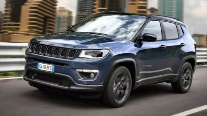 <p><strong>JEEP COMPASS</strong></p>  <p>&nbsp;</p>  <p>Summit donan�ml� versiyon 2 milyon 920 bin TL'den, Limited donan�ml� versiyon ise 2 milyon 620 bin TL'den ba�layan</p>