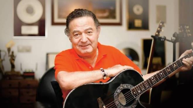 <strong>"Bir A�k Hikayesi", "Odalarda I��ks�z�m", "Seninle Her �eye Var�m Ben" gibi unutulmaz par�alarla haf�zalarda yer edinen Kayahan, 2015 y�l�nda ya�ama g�zlerini yumdu.</strong>