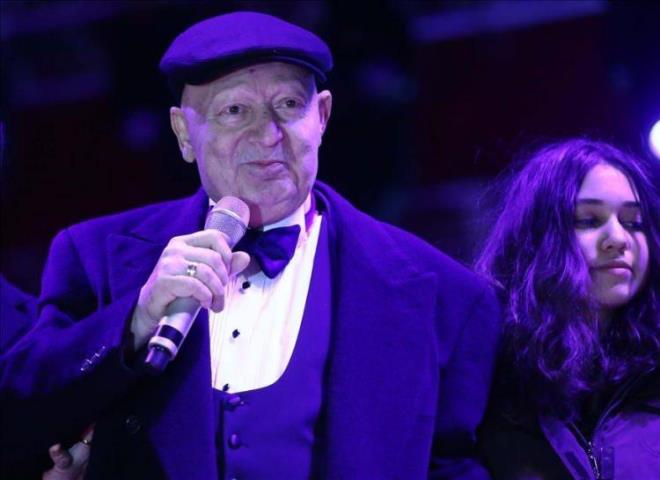 <strong>Kendine has sanat�� y�n�yle ad�ndan s�z ettiren Kayahan'�n yaln�zca duygular� de�il, rakamlar� da y�neten muazzam bir haf�zas� vard�. �nl� isim, notalar�n yan� s�ra telefonunda kay�tl� 550'nin �zerindeki numaray� ezbere biliyordu.</strong>