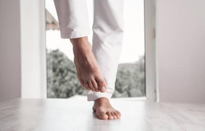 <strong><span>British Journal of Sports Medicine'da </span>yay�mlanan bir ara�t�rmaya g�re; orta ve ileri ya� d�neminde tek ayak �zerinde 10 saniye duramamak, sonraki 10 y�l i�inde herhangi bir nedene ba�l� �l�m riskinin neredeyse 2 kat�na ��kmas�yla ili�kili olabiliyor.</strong>