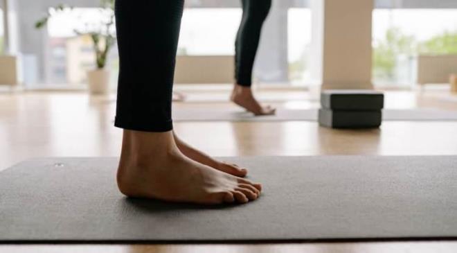 <p><span><strong>50-59 YA� ARASINDA S�RE '37 SAN�YE'&nbsp;</strong></span></p>    <p><strong>Testi yapan 50 ile 59 ya� aras�ndaki ki�ilerin, bu pozisyonda yakla��k olarak 37 saniye durabildi�i g�zlemleniyor. Bu ya� grubunda denge performans�ndaki gerileme daha belirgin hale gelebiliyor.</strong></p>