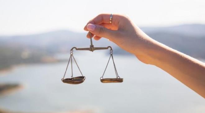 <strong>S�z konusu testin tek ba��na bir te�his i�in yeterli olmad���na vurgu yapan uzmanlar, g��l� bir uyar� i�areti ta��yabilece�ine dikkat �ekiyor. Denge s�resi d���k ��kanlar i�in d�zenli hareket, y�r�y��, basit denge egzersizleri ve g�� �al��malar� �neriliyor.</strong>