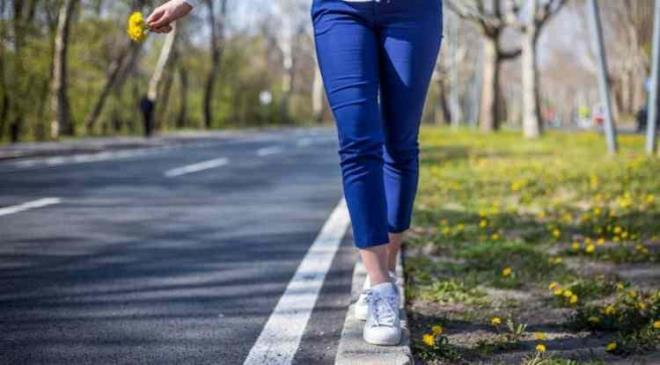 <strong>Ya� ilerledik�e v�cudumuzda ya�anan baz� de�i�imler, g�nl�k hayat�n bir par�as� olarak g�r�lse de sa�l���m�z i�in dikkat �eken ipu�lar�n� da g�zler �n�ne seriyor. Bu de�i�imlerden biri "denge yetene�i" �zerinde de etkili. �zellikle tek ayak �zerinde durma s�resi, v�cudun denge, kas g�c�, sinir-kas koordinasyonu ve d��me riski gibi unsurlar�na dair bilgi sahibi olmam�za olanak tan�yor.</strong>