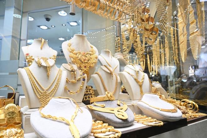 <p>Atay�k, vatanda�lar�n televizyonda g�rd��� alt�n fiyatlar� ile kuyumcudaki fiyat farkl�l���n�n nedenine ili�kin, �unlar� anlatt�:</p><p>&nbsp;</p><p>"�zellikle haber kanallar� has alt�n fiyatlar�n� al�yor. Yani i��ilik maliyetini fiyatlar�n �st�ne koymuyor. �u an gram alt�nda ekran fiyat�yla �ar��n�n, serbest piyasan�n fiyat� aras�nda 300 lira, 400 liraya kadar farklar oluyor. Biz diyoruz ki bu vatanda�� yan�lt�yor. Kuyumcuya gidince siz niye pahal� sat�yorsunuz diye tart��malar ��k�yor. Bunun �n�ne ge�mek i�in haber kanallar�na �KO fiyat� kullan�n diye teklif ediyoruz."</p><p>&nbsp;</p><p>Konu�mas�n�n ard�ndan Atay�k, Zerger App ile yap�lan sorgulamalar�, fiyat takibi gibi hizmetleri Kapal��ar��'da bir kuyumcuda uygulamal� olarak g�sterdi.</p>