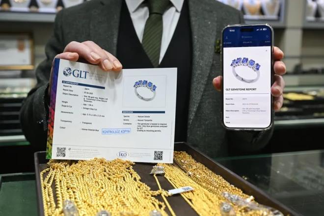 <p>Sekt�rde uzman ekiplerle uzun zamand�r �e�itli testlerle altyap� �al��malar� y�r�t�lerek hayata ge�irilen Zerger App, �stanbul Kuyumcular Odas�'n�n (�KO) hizmetlerini kuyumcular�n cep telefonlar�na ta��rken, vatanda��n da alt�n ve m�cevher al��veri�inde rehber niteli�inde hizmet sunuyor.</p><p>&nbsp;</p><p>Zerger App'te haritadaki konumla �KO'ya �ye olan kuyumcularda alt�n al��-sat�� rakamlar� g�r�lebilirken, �KO G�vence Etiketi, GLT Sorgu, MYK-Ustal�k Belgesi, Rehber ve Yak�ndaki Kuyumcular sekmeleriyle ayn� platformda bir�ok hizmet de bir arada kullan�labiliyor.</p>