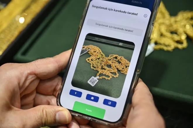 <p>�KO Ba�kan� Mustafa Atay�k, �KO'nun hayata ge�irdi�i Zerger App ile esnaf�n, kuyumcular�n ve vatanda�lar�n ula�abilece�i ticari, mali kurallarla ilgili bilgilerin hepsinin bir platformda topland���n� s�yledi.</p><p>&nbsp;</p><p>Zerger App'in kuyum sekt�r�ne y�nelik ger�ekle�tirilen d�zenlemeler ile kuyumcular�n mali y�k�ml�l�kler, mali su�lar� sorgulamalar� gibi konularda yard�mc� oldu�una dikkati �eken Atay�k, "�KO G�vence Etiketi de bu uygulamada var. Alt�n fiyatlar� y�kselince suistimaller oluyor. Kuyumcu olmayan ki�iler vatanda�lar�m�za y�nelik aldat�c� sat��lar yap�yor. �KO G�vence Etiketi ger�ekten �ok �nemli vazifeler yap�yor." diye konu�tu.</p><p>&nbsp;</p><p>Atay�k, s�z konusu G�vence Etiketi'nin �zellikle e-ticarette b�y�k �nem ta��d���n� ve vatanda�lar�n internet �zerindeki alt�n al�mlar�nda ilgili firmadan �KO G�vence Etiketi'ni talep etmeleri gerekti�ini vurgulad�.</p>