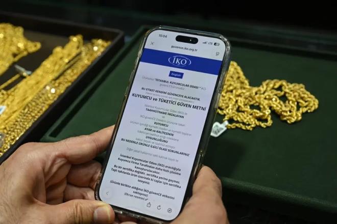 <p>Fiyatlar�n haritadaki konumla farkl�l�k g�sterebildi�ini dile getiren Atay�k, "Uygulamay� �imdi burada a�arsan�z Kapal��ar��'n�n fiyatlar�n� g�sterecek. Biz her b�lgeye yetkiler veriyoruz. O b�lgenin yetkili temsilcisi fiyatlar� kendi b�lgesine g�re ayarl�yor. Fiyatlar �ehir �ehir, il�e il�e bile de�i�ir." diye konu�tu.</p><p>&nbsp;</p><p>�KO Ba�kan� Atay�k, uygulaman�n i�inde dijital sat��lar i�in e-fatura hizmeti de bulundu�unu ifade ederek, gelecek y�l b�t�n i�letmelerin e-faturaya ge�ebilece�ini ve s�z konusu bu hizmetin de bundan dolay� �nemli oldu�unu dile getirdi.</p><p>&nbsp;</p><p>Uygulama ile �KO'ya �ye olan kuyumcular�n, ma�azalar�n harita �zerinden takip edilebilece�ini aktaran Atay�k, "�rne�in kuyumculuk sekt�r�nde i� arayanlar, i� vermek isteyenler, kiral�k veya sat�l�k i�yeri gibi konular�n hepsi bir arada Zerger App'te mevcut." ifadelerini kulland�.</p>