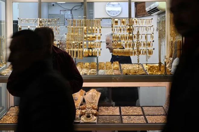 <h2 class="text-size-20 md:text-size-24 px-2.5 mt-2 text-black font-bold pt-2">B�LGE B�LGE HANG� KUYUMCUDA ALTIN NE KADAR G�R�L�YOR</h2><div class="text-size-18 md:text-size-20 p-3 pb-1 font-medium text-black ck ck-content break-words leading-normal"><p>Atay�k, uygulama ile uluslararas� ge�erlili�i olan T�rkiye Gemoloji Laboratuvar�'n�n (GLT) sekt�re �nemli katk�larda bulundu�unu belirterek, �unlar� kaydetti:</p><p>&nbsp;</p><p>"�KO yar� kamu kurulu�udur. Vatanda�lar�m�z p�rlanta, renkli ta�, elmas al�rken bizim laboratuvar�m�z�n sertifikas� olan GLT'yi mutlaka talep etsinler. Firma kartlar�ndan ziyade GLT'nin sertifikalar�n� al�rlarsa bunlar� Zerger App'in i�inde sorgulayabiliyorlar. K�sa s�rede sorgulay�p �r�n�n ne oldu�unu, boyutunu, �eklini, karat�n� ��renebiliyorlar. Zerger App'te ayr�ca �KO fiyat�m�z var. Her b�lgede hava durumu gibi nereye gitseler, yani Malatya'ya gitseler, Malatya'n�n fiyat�, Mardin'e gitseler, Mardin'in fiyat�, �stanbul'un fiyat�, otomatik fiyatlar var. Bu fiyatlar� takip ederek g�venli bir �ekilde kuyumcular�m�zla m�naka�a etmeden al��veri� yapabilirler. ��nk� vatanda�lar�m�z genellikle televizyon ekran�na bak�yor ama piyasadaki fiyatlarla uyu�mad��� zaman bir tart��ma ya�an�yor. Vatanda�lar�m�z bu uygulamay� indirerek b�lge b�lge hangi kuyumcuda alt�n fiyatlar� ne kadar g�rebilir ve g�venle al��veri� yapabilirler."</p></div>