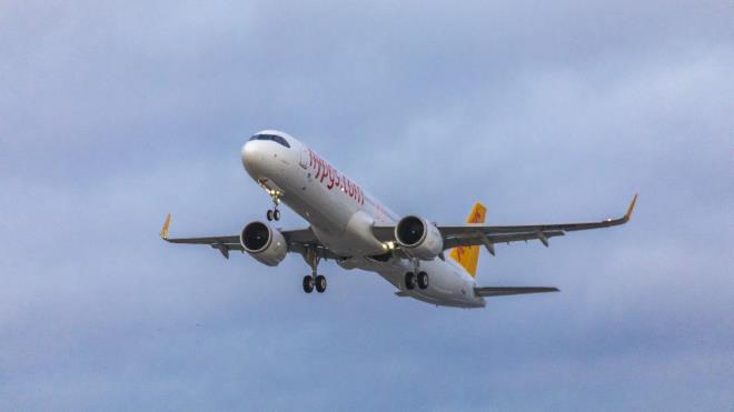 <p><strong>KAMPANYADAN YARARLANMAK ���N NE YAPILMALI?</strong></p> <p>�ndirimden faydalanmak isteyen yolcular�n, bilet sat�n alma s�recinde �deme ad�m�na ilerleyerek "Yurt d��� u�u�lar� %25 �ndirimli ve Bagaj F�rsat�!" se�ene�ini aktif hale getirmesi gerekiyor.</p> <p><strong>D��ER KURALLAR VE UYARILAR</strong></p> <p>Kampanya ba�ka indirimlerle birle�tirilemiyor ve yaln�zca Pegasus'un kendi u�u�lar�nda ge�erli oluyor. Ortak u�u�lar kapsam d���nda kal�yor.</p> <p>Bilet de�i�iklik, iptal ve iade i�lemleri ise Pegasus'un genel kurallar� �er�evesinde uygulan�yor. �irket, kampanya s�resi boyunca �artlarda de�i�iklik yapma veya kampanyay� sonland�rma hakk�n� sakl� tutuyor.</p>