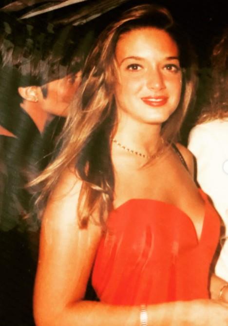 <p><strong>Saba T�mer estetik yapt�rd� m�?</strong></p> <p>Sosyal medyada payla�t��� gen�lik foto�raf�n�n ard�ndan en �ok merak edilen konulardan biri de estetik oldu. Takip�ilerinin b�y�k bir �o�unlu�u, T�mer'in y�z hatlar�n�n ve karakteristik g�l���n�n y�llar i�inde de�i�medi�ini, do�al halini korudu�unu belirtti.</p> <p><strong>Saba T�mer �u an ne i� yap�yor?</strong></p> <p>Geleneksel televizyon kanallar�ndaki programlar�n�n yan� s�ra Saba T�mer, g�n�m�zde kendi ad�n� ta��yan YouTube kanal�nda konuk a��rlamaya ve dijital platformlar i�in i�erik �retmeye devam ediyor.</p>