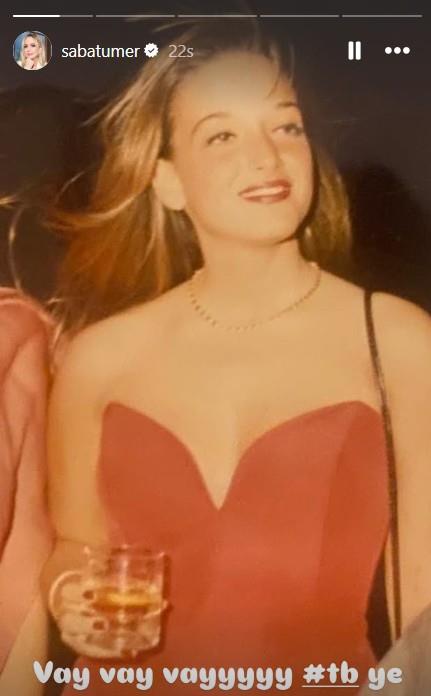 <p><strong>NOSTALJ�K PAYLA�IM B�Y�K �LG� G�RD�</strong></p> <p>Kahkahas� ve bitmeyen enerjisiyle haf�zalara kaz�nan Saba T�mer, bu kez bir televizyon program�yla de�il, ge�mi�e ait bir foto�raf�yla g�ndeme geldi. Takip�ileriyle payla�t��� gen�lik karesinde duru g�zelli�iyle dikkat �eken T�mer, nostalji r�zgarlar� estirdi.</p>