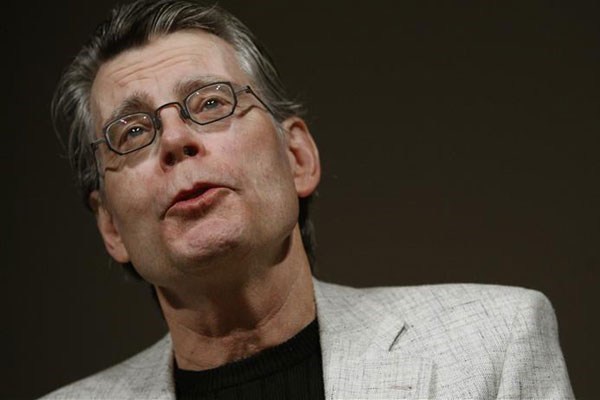 <p><b>Stephen King</b></p>  Gerilim roman yazar Stephen King, yatmadan nce dilerini fralayp ellerini ykyor. nl yazar, bundan sonra ise yatandaki btn yastklarn ayn tarafa baktndan emin oluyor. King, yastk klflarnn ak taraflarnn kendinden uzak tarafa bakmas gerektiini sylyor.