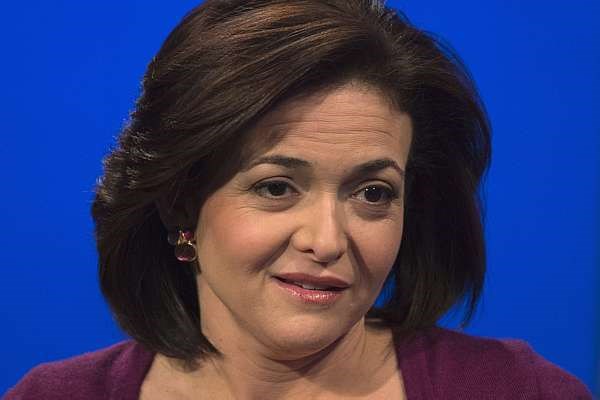 <p><b>Sheryl Sandberg</b></p>  Facebook COO'Su Sheryl Sandberg, bir teknoloji devinde almasna ramen yatmadan nce mutlaka cep telefonunu kapatyor. Sandberg, yatmadan nce ve kalktktan hemen sonra mutlaka e-postalarn kontrol ettiini sylyor.