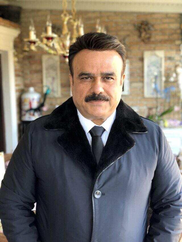 <strong>Arabesk m�zi�in sevilen isimlerinden birisi olan B�lent Sertta�, �zel hayat� ve sahne tarz�yla ad�ndan s�k�a s�z ettiriyor. Sertta�, �nceki ak�am K�br�s'ta yakla��k 1500 ki�ilik dev bir izleyici kitlesiyle bulu�tu.&nbsp;</strong>